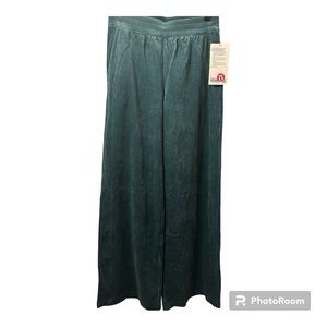 NWT Lululemon Scuba MR wide leg